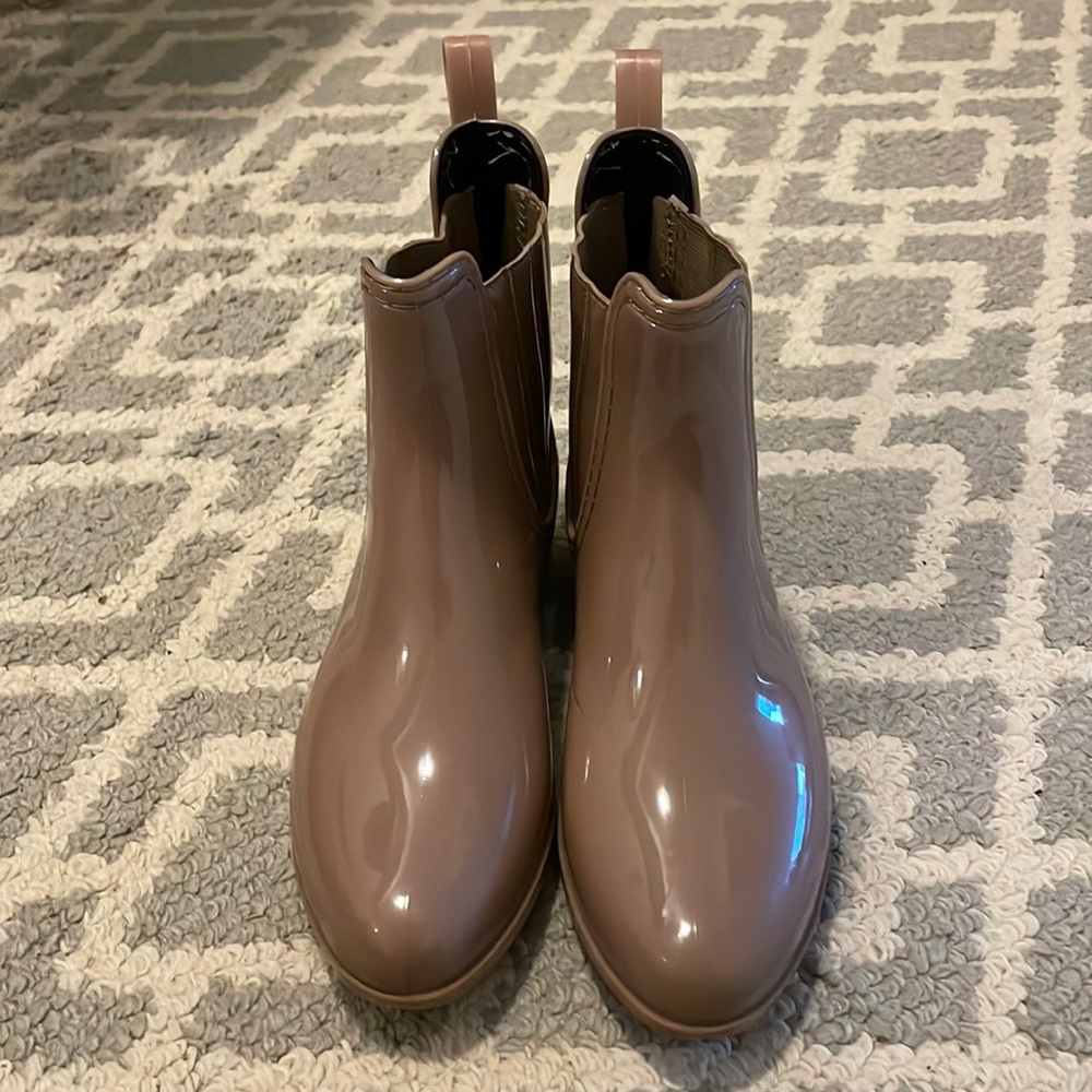 Look chic and stay dry In these Joie rain boots in size 7.